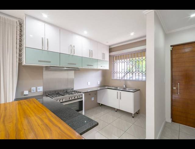 3 BEDROOM APARTMENT FOR SALE IN BRYANSTON